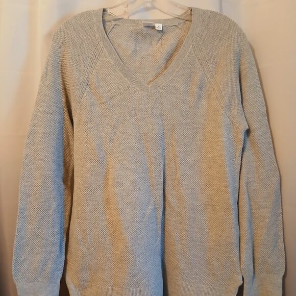 GAP Pointelle Sweater Top women M Gray Light crochet knit Raglan long sleeve EUC - Picture 2 of 9